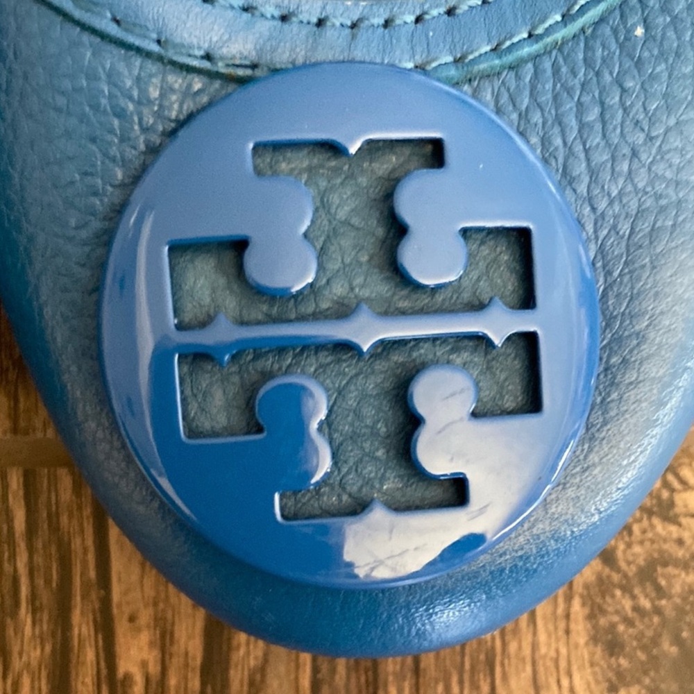 Tory Burch Blue Leather Flats with Logo Medallion - Picture 2 of 5